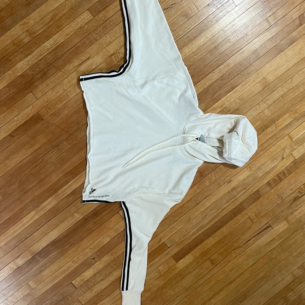 S cropped Adidas hoodie.